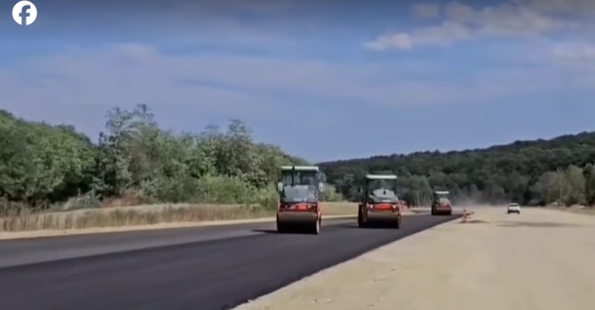VIDEO Autostrada A1 Lugoj – Deva: UMB așterne asfalt pe primii kilometri ai secțiunii tunelurilor