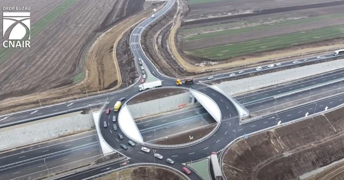 VIDEO Autostrada Moldovei, 4 ani de la începerea lucrărilor: Cum a fost construit giratoriul suprateran peste A7 de la Adjud