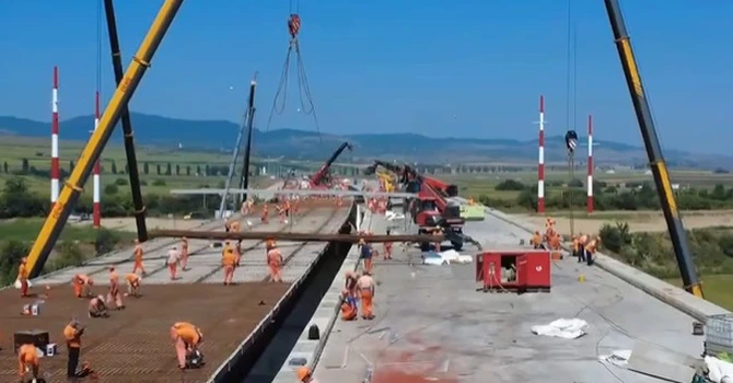 VIDEO Autostrada A7 Focșani – Bacău: 1000 de muncitori mobilizați pe lotul 3 pentru finalizarea lucrărilor până la sfârșitul lunii