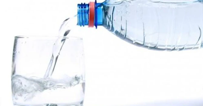 Preț incredibil pentru apă – Peste 40 de lei pentru o sticlă de 0,5 litri