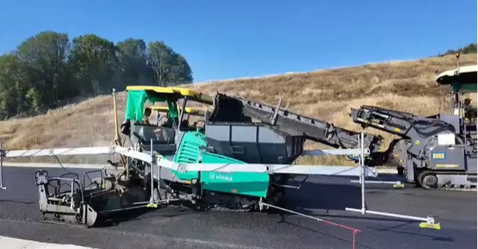 VIDEO Autostrada A1 Sibiu – Pitești: Porr așterne ultimul strat de asfalt pe ultimii metri