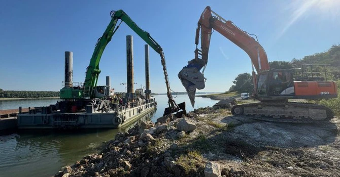 VIDEO Continuă operațiunile de redirecționare a debitului Dunării pentru centrala de la Cernavodă. Fiecare scufundare a barjelor durează 3-4 ore