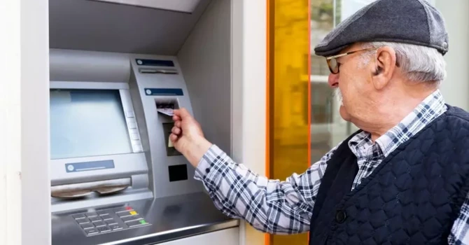 La bancomatele cărei bănci poți depune numerarul direct pe cardurile Visa și Mastercard emise de orice bancă din România