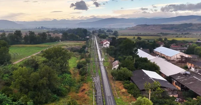 VIDEO Imagini spectaculoase cu lucrările de eliminare a restricțiilor de viteză pe 77 de kilometri de cale ferată din centrul țării