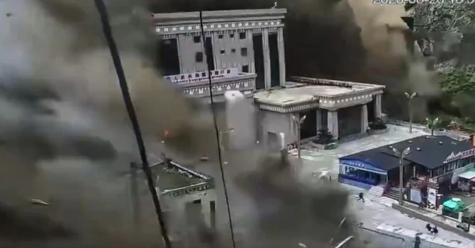 Dezastru în China, la graniţa cu Nepal. O alunecare de teren produsă de inundaţii a măturat un important punct de frontieră dintre cele două state – VIDEO