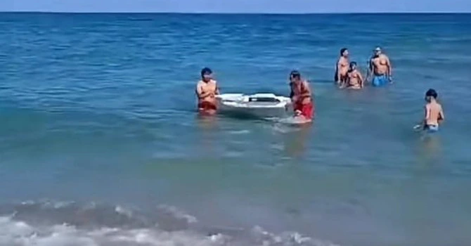 Doi salvamari au scos azi din apă ceea ce pare un fragment de dronă, la Năvodari