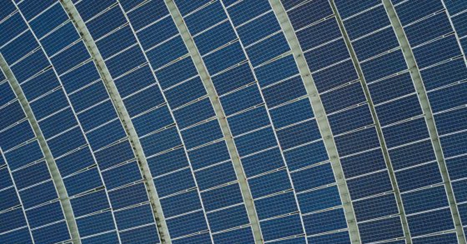 Proiectul gigant de la Părău 2, Brașov. Centrală fotovoltaică de 342 MWp şi baterii de 150 MW – Econergy a semnat acorduri de finanţare de 229 mil. euro cu un consorţiu format din BERD, BSTDB, Exim Banca Românească, NLB, OTP Bank şi Intesa Sanpaolo