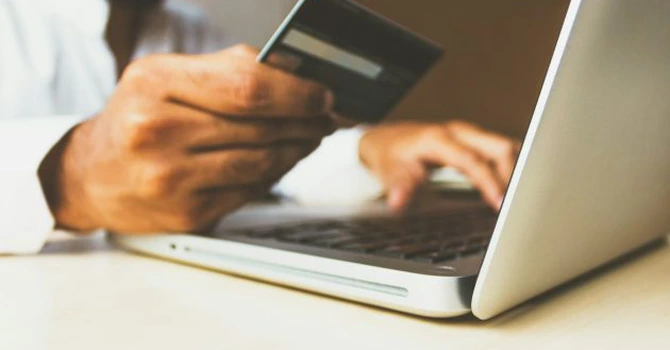 Poliția Română avertizează despre o nouă metodă de fraudă pe telefon. Cum te păcălesc infractorii care pretind că sunt de la bancă