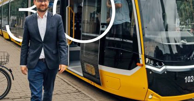 Primul „mini-tramvai” Bozankaya din lotul de 10 cumpărat de Primăria din Timişoara ajunge în oraş. Anunțul lui Fritz