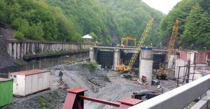 Hidrocentralele începute în arii protejate pot fi terminate. Parlamentul a adoptat legea