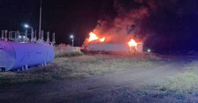 Incendiu în localitatea Stâlpu din Buzău, la o hală destinată stocării energiei electrice în baterii