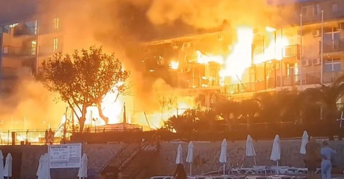 VIDEO – Incendiu uriaș în Bulgaria, în una dintre cele mai populare staţiuni. Zeci de turiști au fost evacuați din hoteluri în Sozopol
