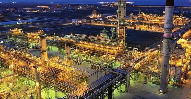 Atac cu dronă asupra unei uriașe rafinării Aramco. Tensiuni majore pe piața petrolului după izbucnirea unui incendiu la zori