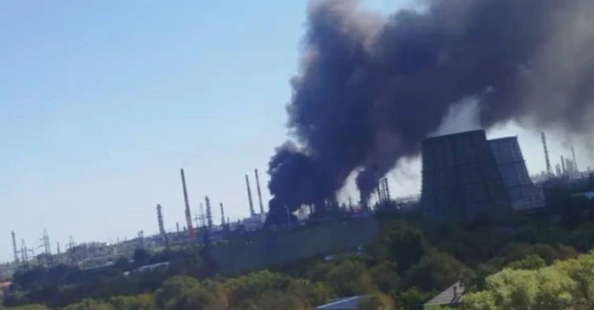 Un atac cu drone al Ucrainei a scos din funcţiune o rafinărie de petrol din Rusia