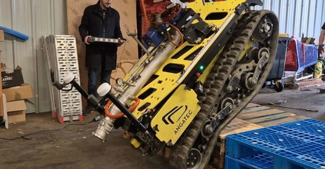 VIDEO. O companie din București a lansat un vehicul robot care poate să doboare drone, să stingă incendii și să lucreze în agricultură