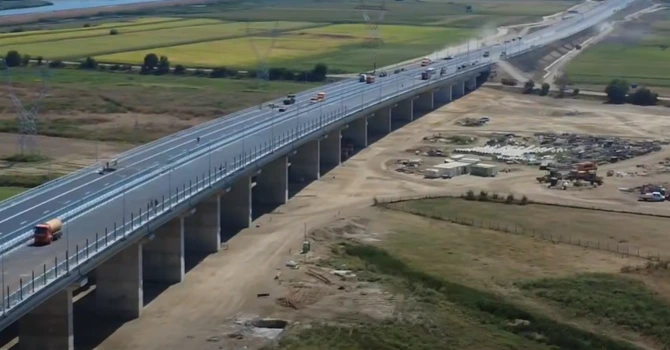 VIDEO Autostrada Moldovei A7: Muncitorii lui Umbrărescu asfaltează bretelele la racordul cu nodul rutier Bacău Sud