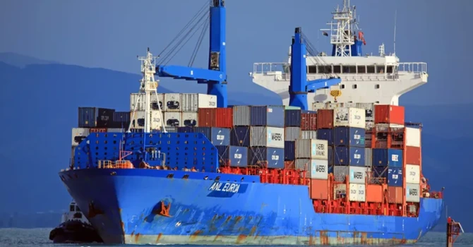 O navă portcontainer plecată din China a ajuns în Marea Britanie miercuri, urmând ruta arctică