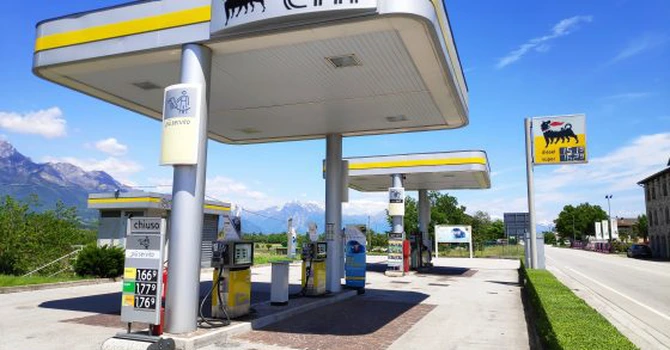 Eni plafonează din solidaritate prețurile la benzina și motorina vândute în Italia