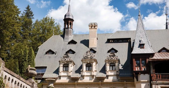 FOTO Schimbare majoră la castelul Peleș: Cum arată noii solzi de cupru pentru acoperiș, fabricați în România