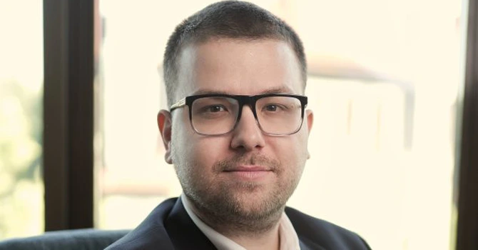 Cât pot investi românii lunar la bursă fără să își dezechilibreze bugetul