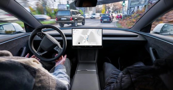 Tesla pune presiune pe UE pentru aprobarea FSD. Compania susține că sistemul reduce de patru ori numărul coliziunilor