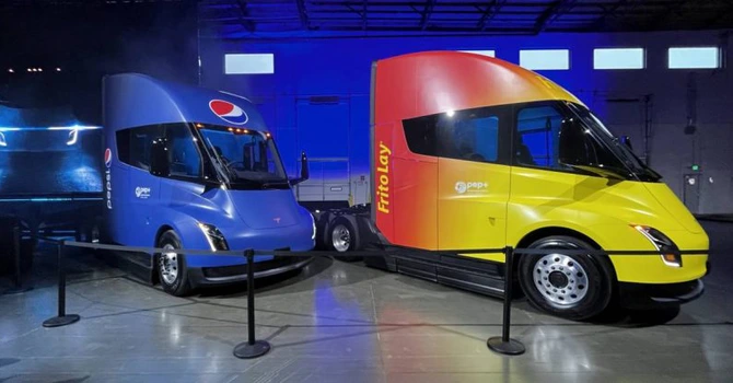 Tesla anunță că aduce camionul electric Semi în Europa, după aproape zece ani de întârzieri