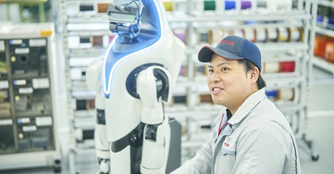 Pariul de 6 mld. USD al Toyota: mii de roboți umanoizi învață meserie de la angajați umani