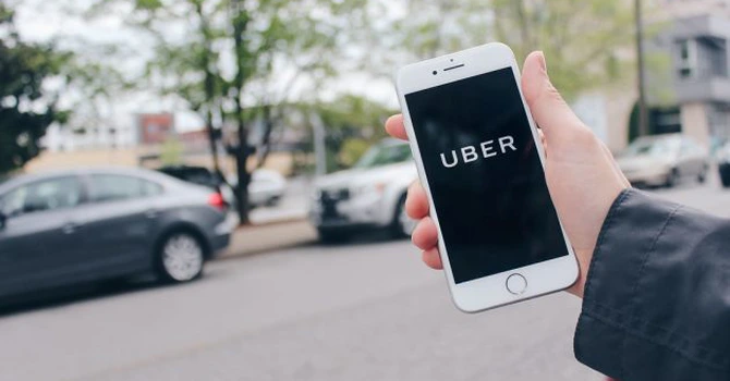 Un judecător american a condamnat Uber să plătească despăgubiri familiei unei tinere, care a fost ucisă după ce un șofer al companiei a dat-o jos pe o autostradă