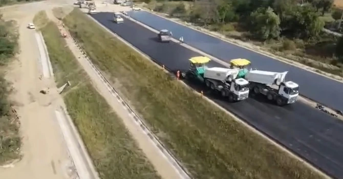 VIDEO Autostrada A1 Sibiu – Pitești: Au început lucrările de asfaltare pe un tronson experimental al celei mai lungi secțiuni