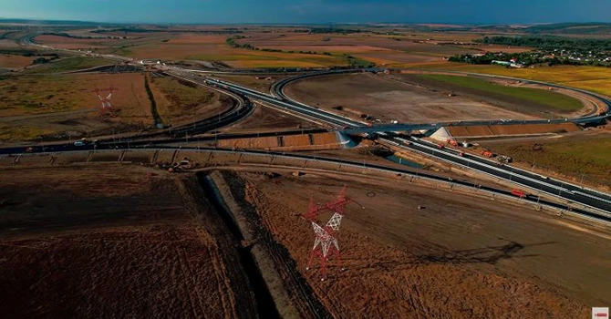 VIDEO Autostrada Moldovei A7: UMB a finalizat asfaltarea nodului rutier Bacău Nord. Când va fi dat în trafic