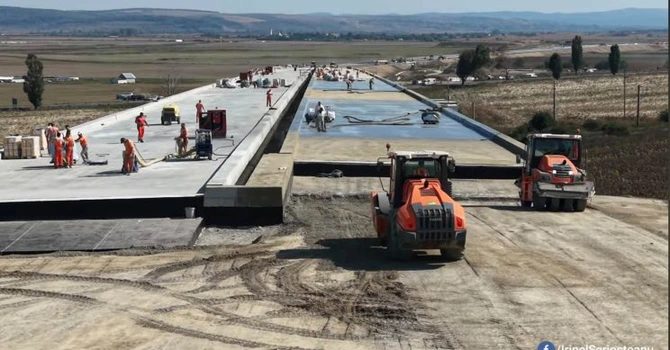VIDEO Autostrada Moldovei A7: Umbrărescu a mobilizat 5.500 de muncitori pe tronsonul Bacău – Pașcani. Încă 50 kilometri, în linie dreaptă pentru deschidere anul acesta