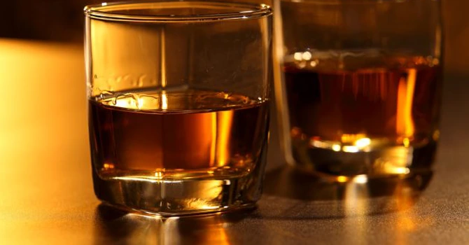 Trump promite să elimine taxele vamale pentru whiskeyul irlandez