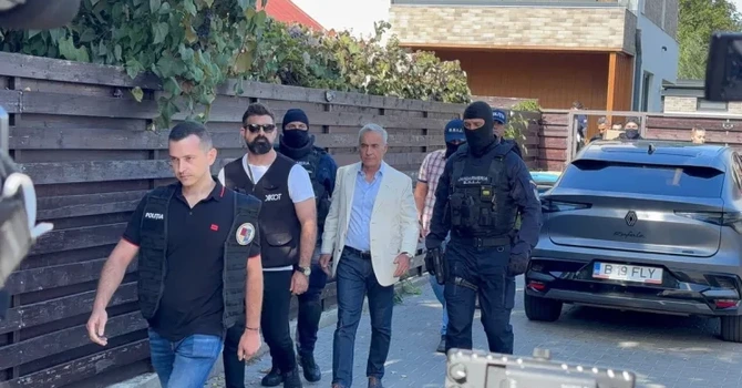 Update. E oficial. Călin Georgescu a fost reținut de procurori. Fostul candidat la alegerile prezidențiale și-a ridicat în sus mâinele încătușate la ieșirea din sediul DIICOT