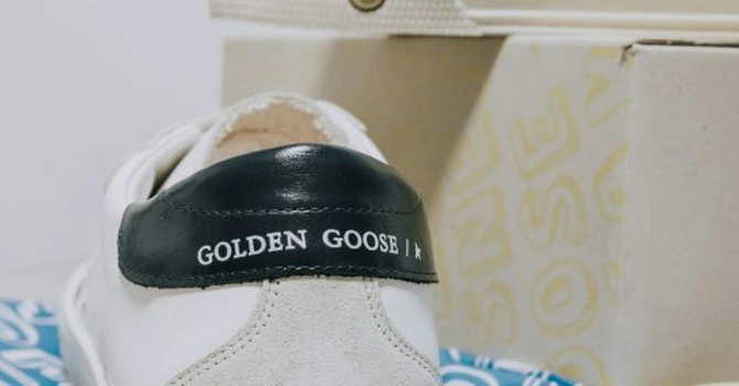 Isterie pe piața de lux din București: Golden Goose, care vinde adidași cu aspect „murdar” de 600 de euro, purtați de Taylor Swift, deschide primul magazin lângă Calea Victoriei