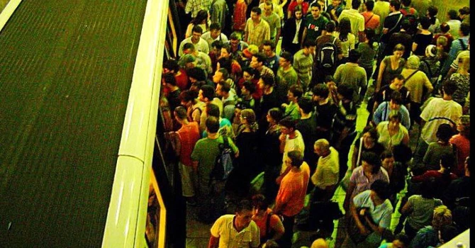 Metroul blocat la Ştefan cel Mare – Posibilă tentativă de suicid. Circulaţia trenurilor afectată
