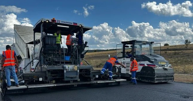 FOTO Autostrada A3 Transilvania: Au început lucrările de asfaltare pe secțiunea mega-viaductelor de 3,2 kilometri
