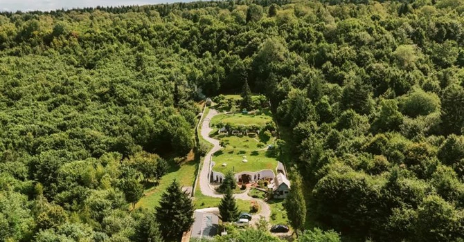 FOTO Căsuțe Hobbit la poalele munților Făgăraș, scoase la vânzare. Cât costă complexul inspirat de „Stăpânul Inelelor”