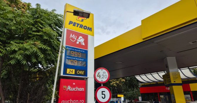PREMIERĂ Benzina s-a scumpit azi și a sărit de pragul de 10 lei pe litru