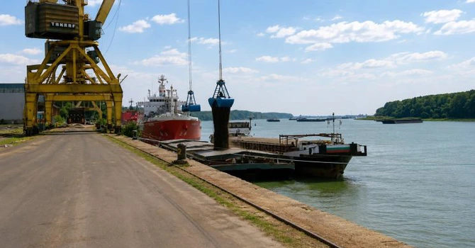 VIDEO Activitate intensă în porturile Dunării Maritime. Se descarcă mărfuri aduse din Turcia, Italia și Egipt
