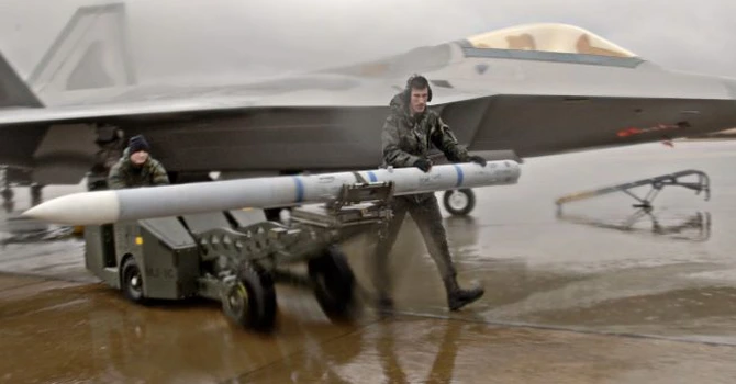 SUA – Pentagonul a atribuit Raytheon un contract de peste 20 de miliarde de dolari pentru rachete AMRAAM pentru refacerea stocurilor