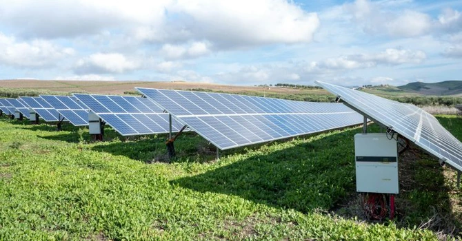 România va avea la începutul lui 2027 peste 10.000 MW instalați în solar, spune industria. Care sunt previziunile pentru stocare și ce ar asigura instalarea mai rapidă a bateriilor