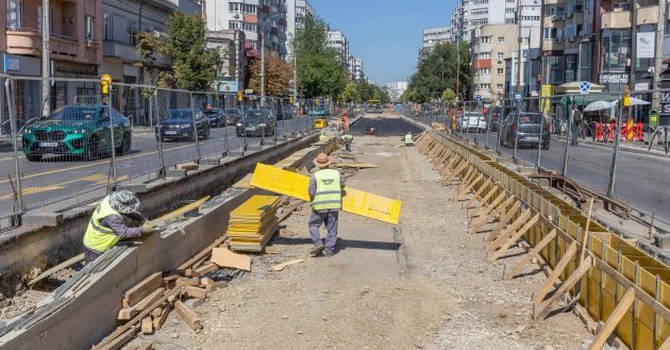 FOTO Primele șine noi de tramvai, montate pe un mare bulevard din Capitală