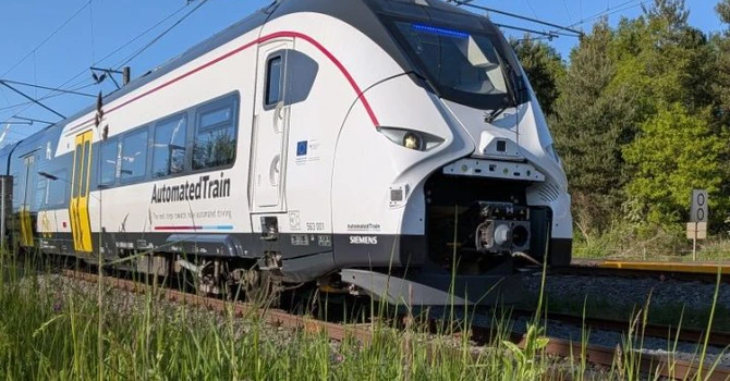 FOTO Tren care se conduce și se garează singur, testat în Germania