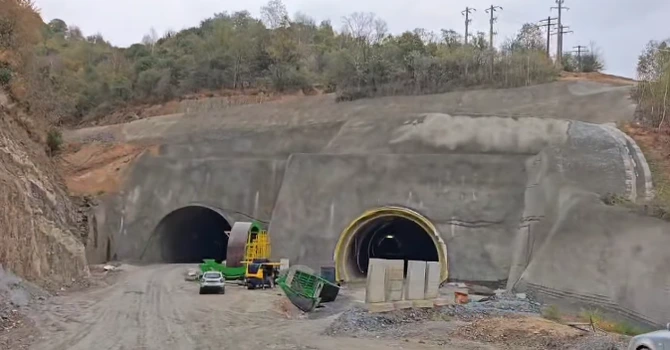 FOTO Autostrada A1 Sibiu – Pitești: Ce progrese au mai făcut turcii de la Mapa – Cengiz la tunelurile Balota și Robești