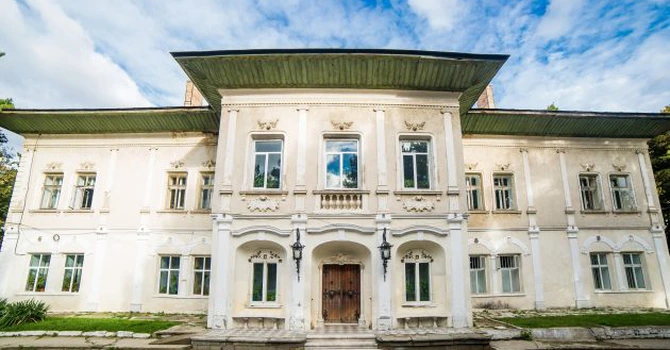 Palate, cule, conace și o fostă fabrică de bere scoase la vânzare pe Romania Sotheby’s International Realty. Oferta pentru Castelul Cantacuzino-Ghica Deleni s-a redus cu 50.000 de euro