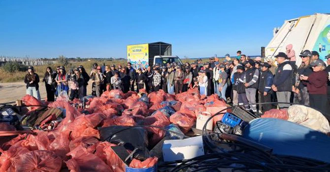 Aproape 1,7 tone de deșeuri au fost colectate de pe plaja Corbu în urma unei acțiuni de ecologizare. Evenimentul este la a treia ediție și a adunat peste 250 de participanți