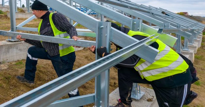 Primăria Galați amenajează un parc fotovoltaic pe locul unei foste gropi de gunoi. Banii vin din Fondul Pentru Modernizare