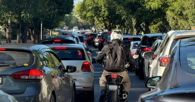 Deputații dau liber motocicletelor și mopedelor să circule pe benzile destinate transportului în comun
