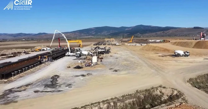 VIDEO Autostrada Unirii A8: Constructorul român Danlin XXL lucrează cu peste 320 de muncitori pe primul său șantier de autostradă