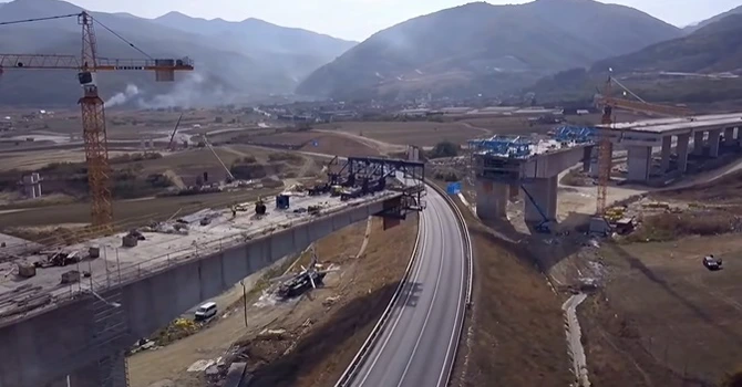 VIDEO Autostrada Sibiu – Pitești: Turcii de la Mapa – Cengiz au început lucrările la pasajul peste breteaua de descărcare din A1 în DN7